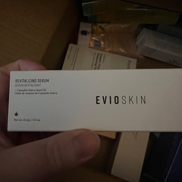 EvioSkin
Revitalizing Serum - Picture 7 of 7